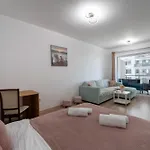 Mohost Spot - Elegant City Retreat